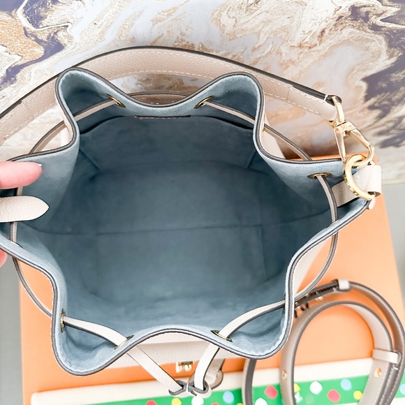 Louis Vuitton Lockme Bucket MM Greige
Calfskin Bucket Bag - Picture 9 of 13